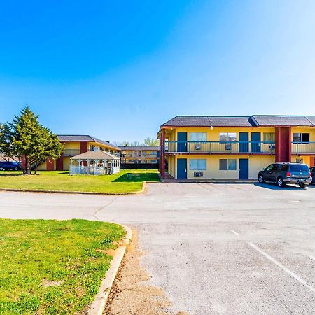 Castle Inn & Suites By Oyo Chickasha Exterior foto