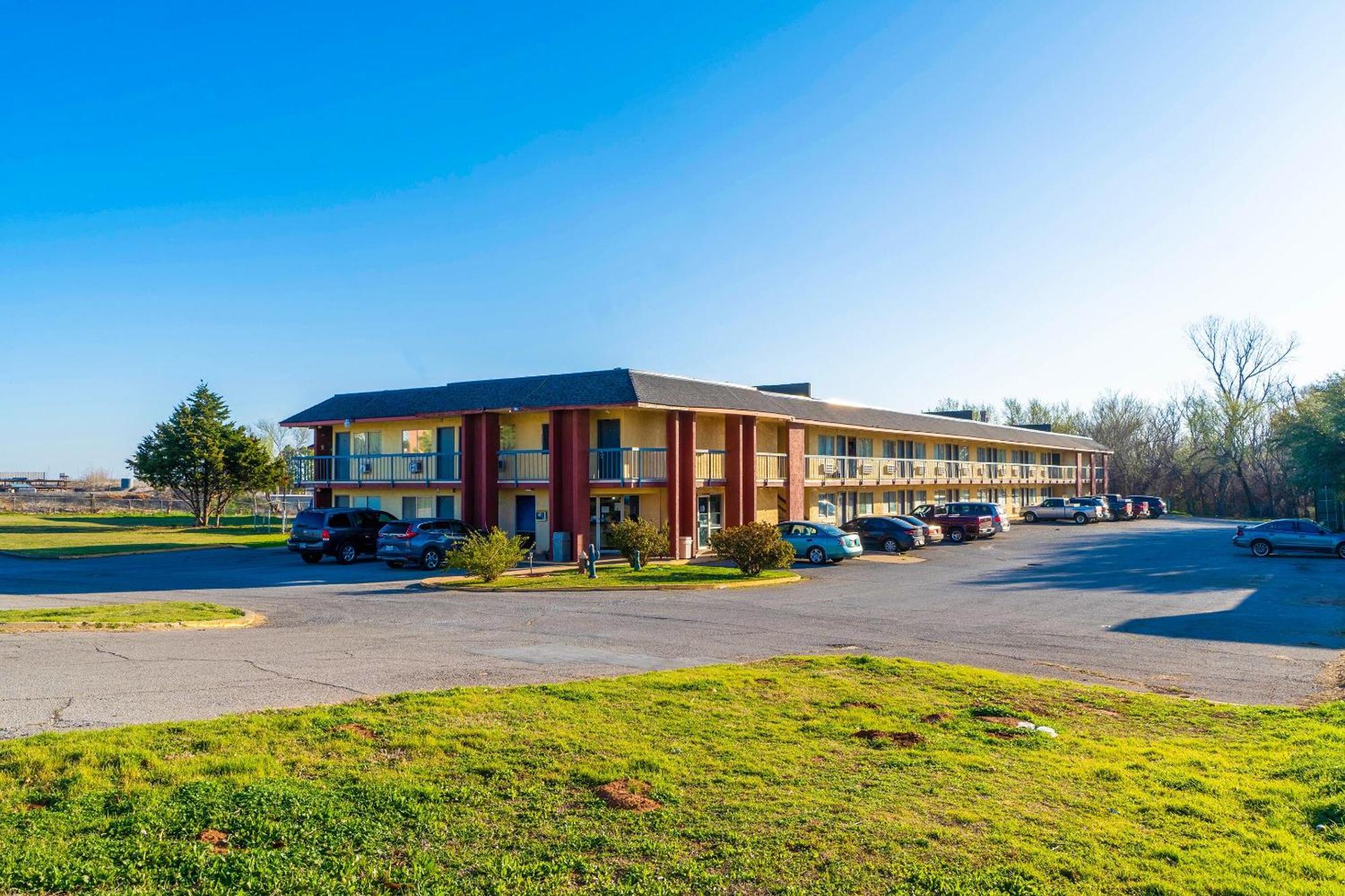 Castle Inn & Suites By Oyo Chickasha Exterior foto