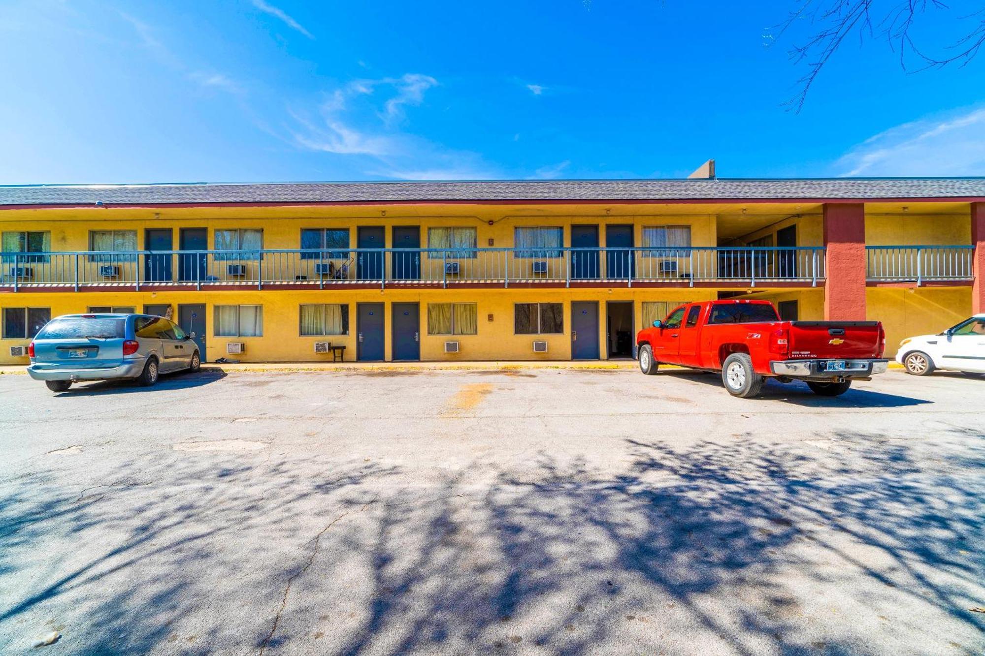 Castle Inn & Suites By Oyo Chickasha Exterior foto