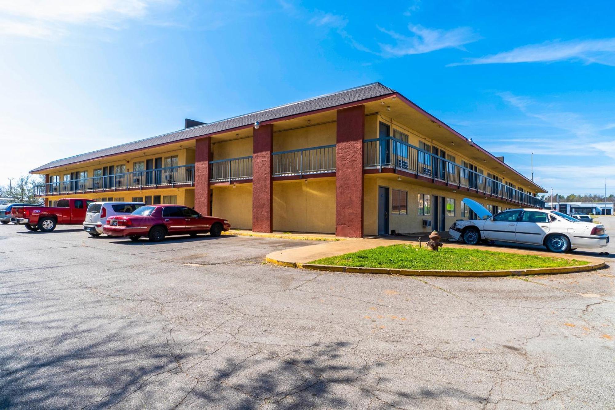 Castle Inn & Suites By Oyo Chickasha Exterior foto